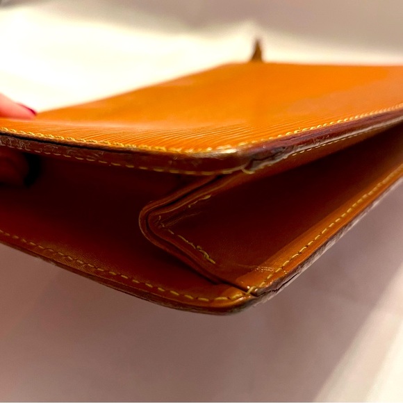 ❌SOLD❌ Louis Vuitton Cognac Brown Epi Leather Pochette Envelope Clutch EUC - Picture 7 of 17